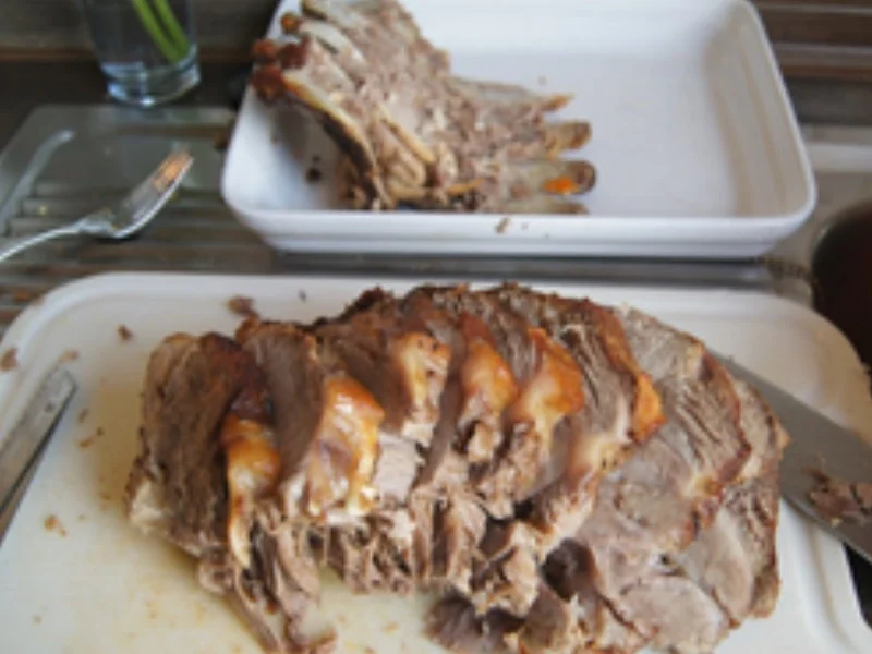 Schweinenackenbraten mit Sauce, Rahm-Rosenkohl und Kartoffeln - Rezept - Bild Nr. 16446