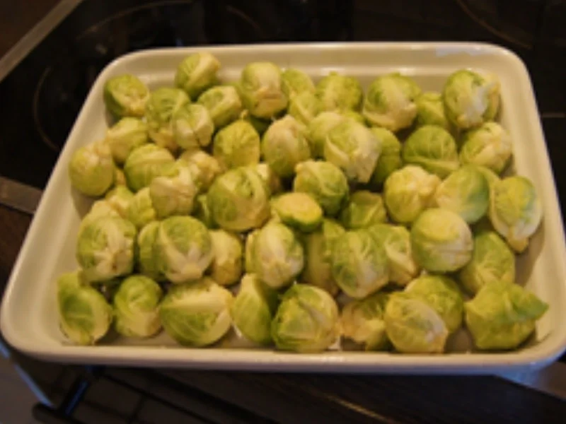 Schweinenackenbraten mit Sauce, Rahm-Rosenkohl und Kartoffeln - Rezept - Bild Nr. 16450