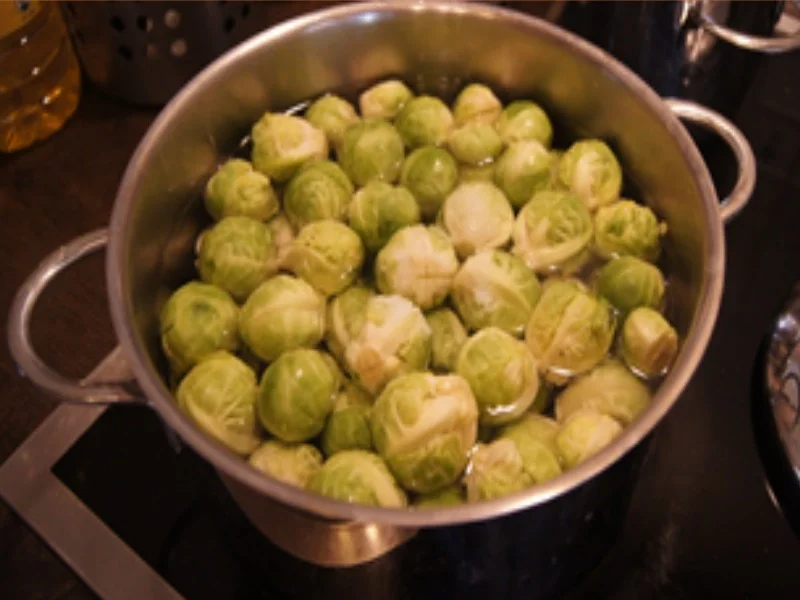 Schweinenackenbraten mit Sauce, Rahm-Rosenkohl und Kartoffeln - Rezept - Bild Nr. 16451