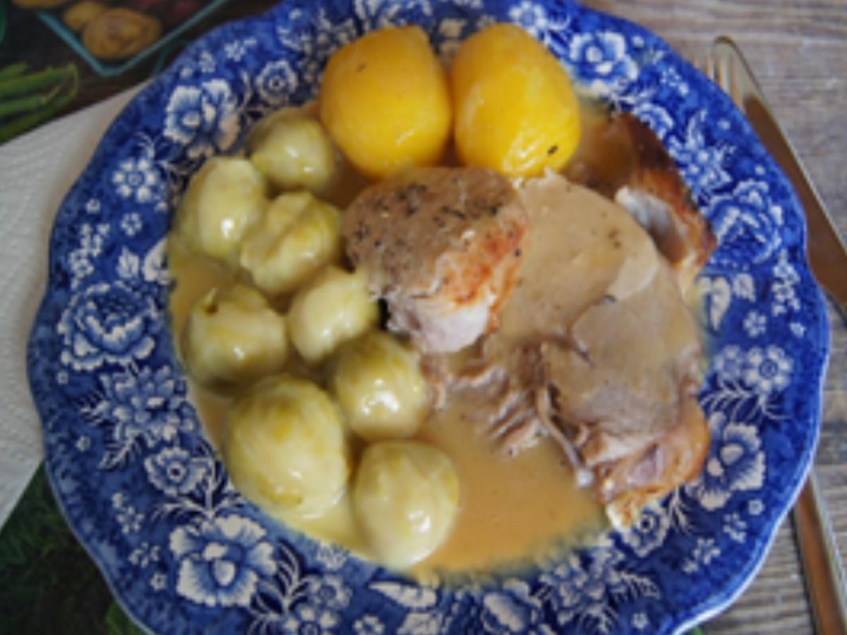 Schweinenackenbraten mit Sauce, Rahm-Rosenkohl und Kartoffeln - Rezept - Bild Nr. 16455