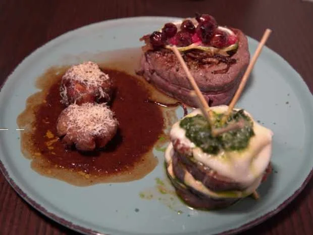 Französisches Rinderfilet mit frittierten Kartoffeln und Auberginentürmchen - Rezept - Bild Nr. 2