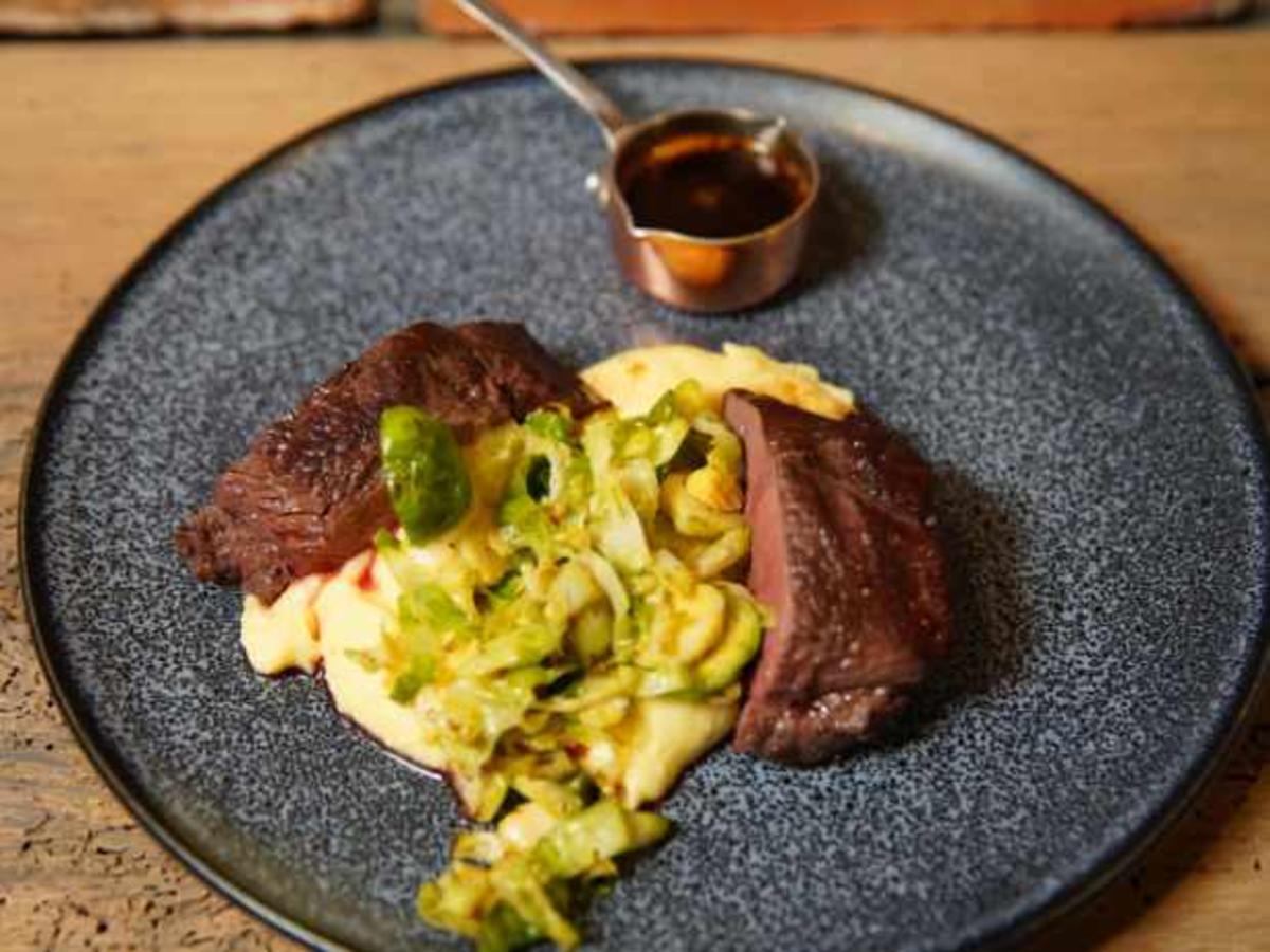 Hirschrücken mit Kartoffelpüree und Rosenkohl - Rezept - kochbar.de