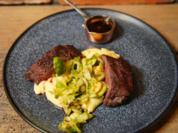 Hirschrücken mit Kartoffelpüree und Rosenkohl - Rezept - Bild Nr. 2