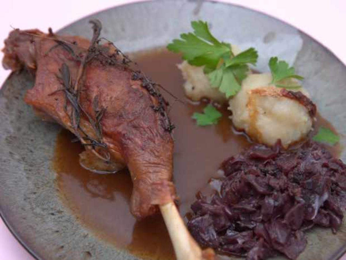 Gänsekeule mit frischen Kräutern, dazu Apfelrotkohl und Kartoffelklöße ...
