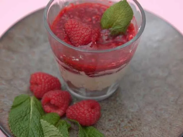 Karamell-Himbeer-Dessert mit Cheesecake-Füllung - Rezept - Bild Nr. 2