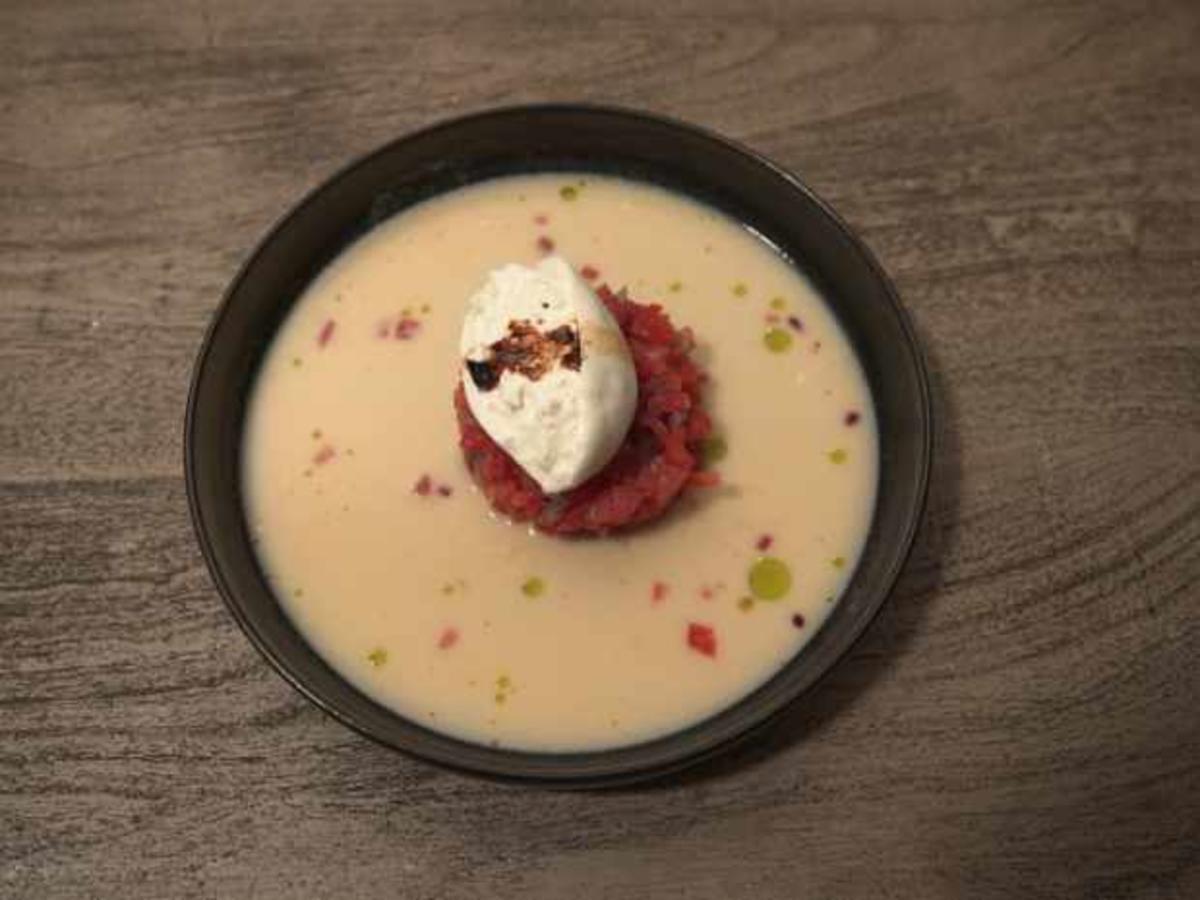 Weiße Tomatensuppe mit Tomatentatar, Burrata und selbstgebackenes Brot - Rezept - Bild Nr. 2