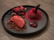 Schokomousse mit Himbeerkern, Erdbeersorbet und Obstsalat - Rezept - Bild Nr. 2