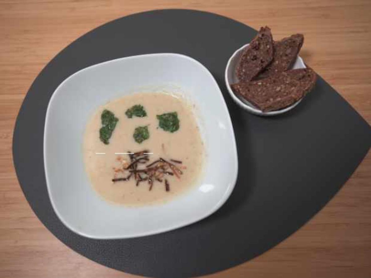 Birnen-Sellerie-Suppe mit Koriander-Dill-Salsa und Selleriestroh ...