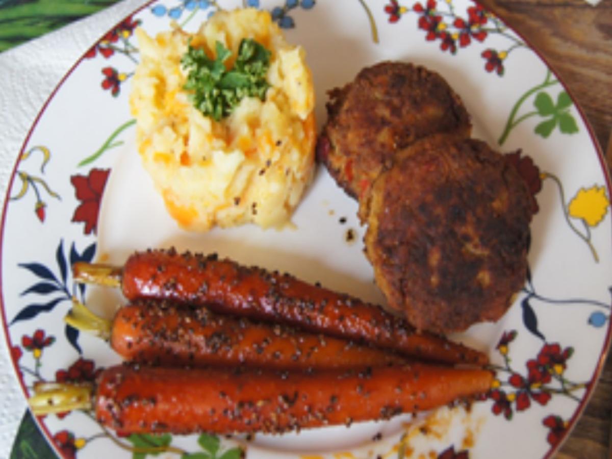 Hackfleisch-Möhren-Buletten mit Sesam-Bundmöhren und Möhren-Kartoffel ... Hackfleisch-Möhren-Buletten mit Sesam-Bundmöhren und Möhren-Kartoffel ...