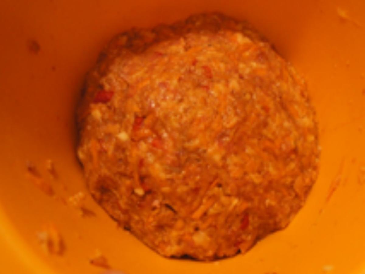 Hackfleisch-Möhren-Buletten mit Sesam-Bundmöhren und Möhren-Kartoffel ...
