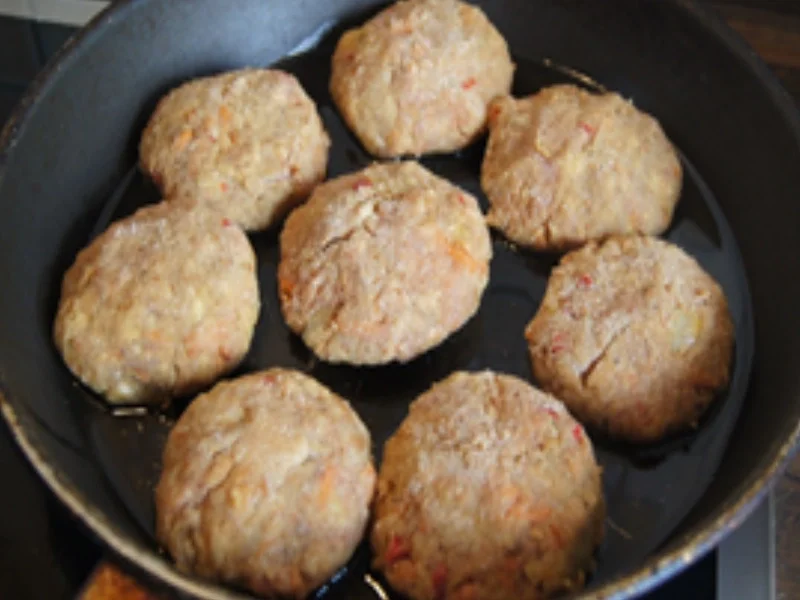 Rezept: Hackfleisch-Möhren-Buletten mit Sesam-Bundmöhren und Möhren-Kartoffel-Stampf Bild Nr. 16445 Hackfleisch-Möhren-Buletten mit Sesam-Bundmöhren und Möhren-Kartoffel-Stampf - Rezept - Bild Nr. 16445