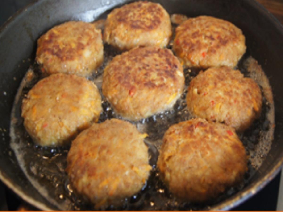 Hackfleisch Möhren Buletten mit Sesam Bundmöhren und Möhren Kartoffel ... Hackfleisch Möhren Buletten mit Sesam Bundmöhren und Möhren Kartoffel ...