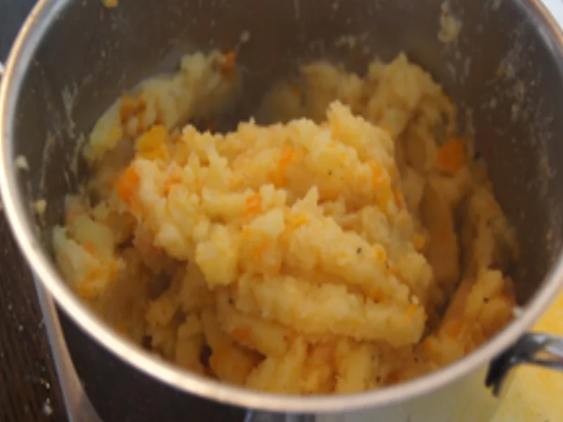 Rezept: Hackfleisch-Möhren-Buletten mit Sesam-Bundmöhren und Möhren-Kartoffel-Stampf Bild Nr. 16457 Hackfleisch-Möhren-Buletten mit Sesam-Bundmöhren und Möhren-Kartoffel-Stampf - Rezept - Bild Nr. 16457