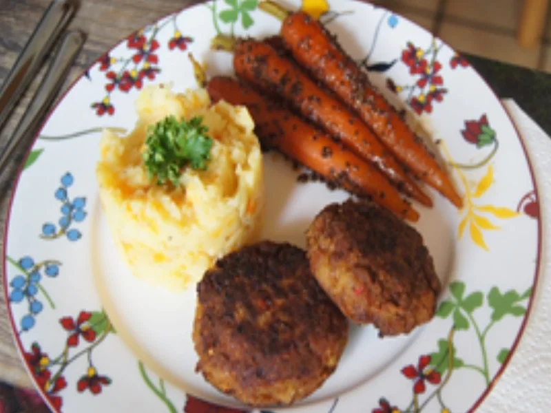 Rezept: Hackfleisch-Möhren-Buletten mit Sesam-Bundmöhren und Möhren-Kartoffel-Stampf Bild Nr. 16458 Hackfleisch-Möhren-Buletten mit Sesam-Bundmöhren und Möhren-Kartoffel-Stampf - Rezept - Bild Nr. 16458