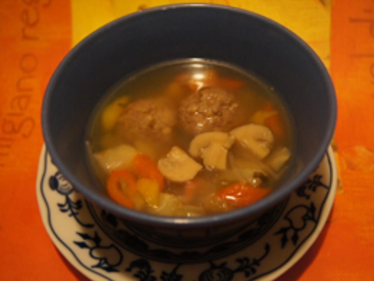 Rindfleischbällchen-Suppe mit Gemüsemix und Glasnudeln - Rezept ...