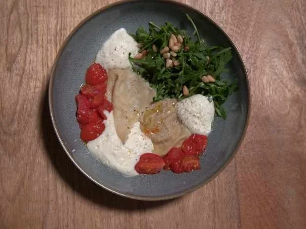 Butternut-Ravioli mit geschmolzenen Honigtomaten und Feta-Schaum - Rezept - Bild Nr. 16440