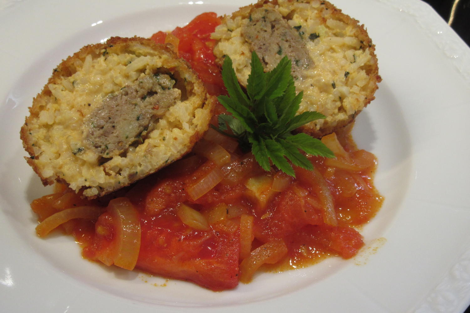 Reis: Gefüllte Reisbällchen auf Tomaten-Zwiebel-Gemüse - Rezept ...