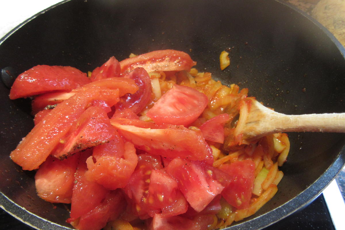 Reis: Gefüllte Reisbällchen auf Tomaten-Zwiebel-Gemüse - Rezept - Bild Nr. 16467