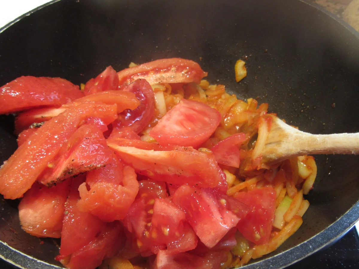 Reis: Gefüllte Reisbällchen auf Tomaten-Zwiebel-Gemüse - Rezept - Bild Nr. 16467
