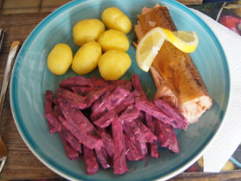 Rezept: Geräucherte Lachsforelle mit Rote-Bete-Salat und Pellkartoffel-Drillingen Bild Nr. 2 Geräucherte Lachsforelle mit Rote-Bete-Salat und Pellkartoffel-Drillingen - Rezept - Bild Nr. 2