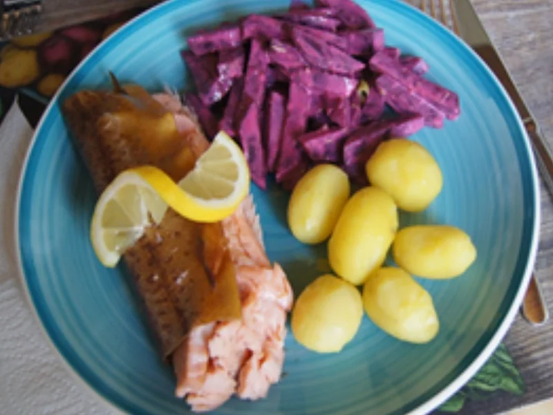 Rezept: Geräucherte Lachsforelle mit Rote-Bete-Salat und Pellkartoffel-Drillingen Bild Nr. 7 Geräucherte Lachsforelle mit Rote-Bete-Salat und Pellkartoffel-Drillingen - Rezept - Bild Nr. 7