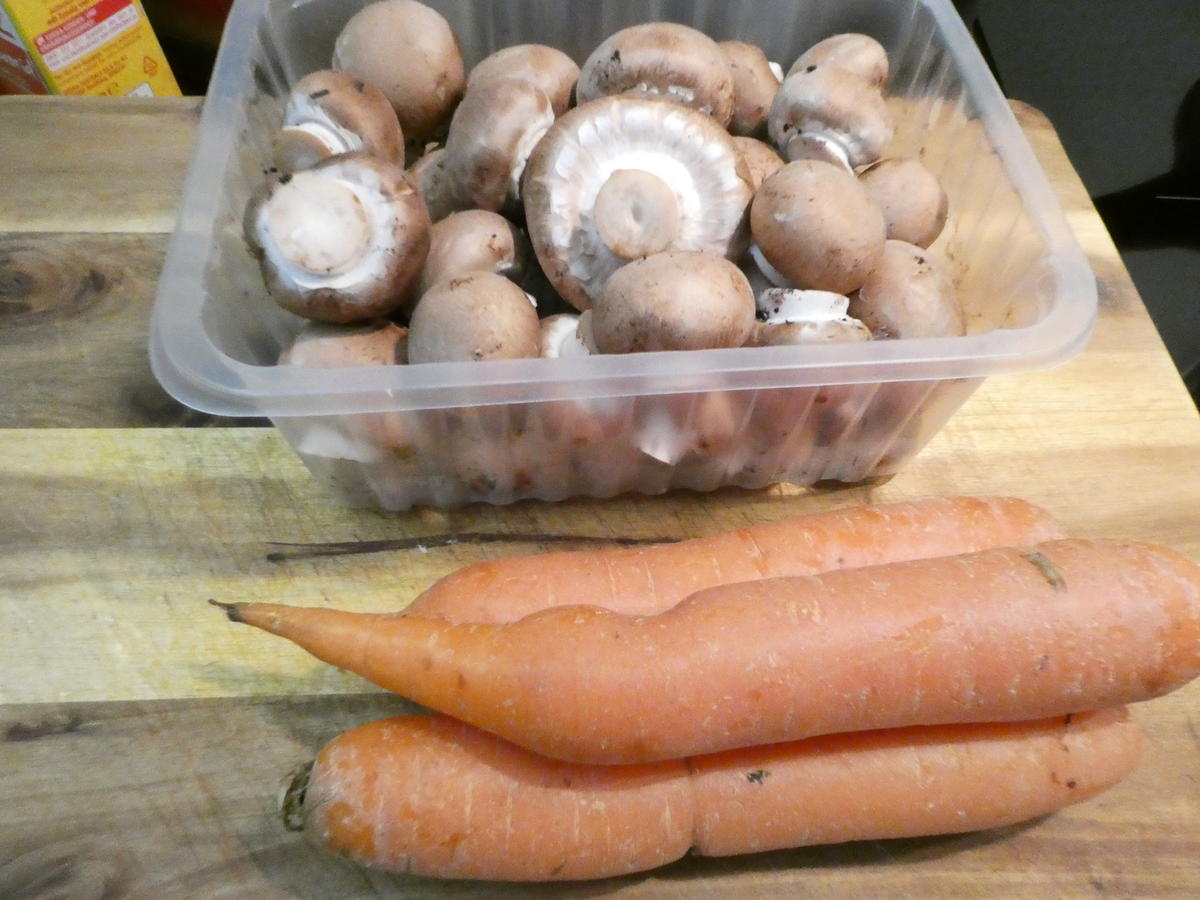 Gemüse-Vollkorn-Nudeln mit Käsesauce - Rezept - kochbar.de