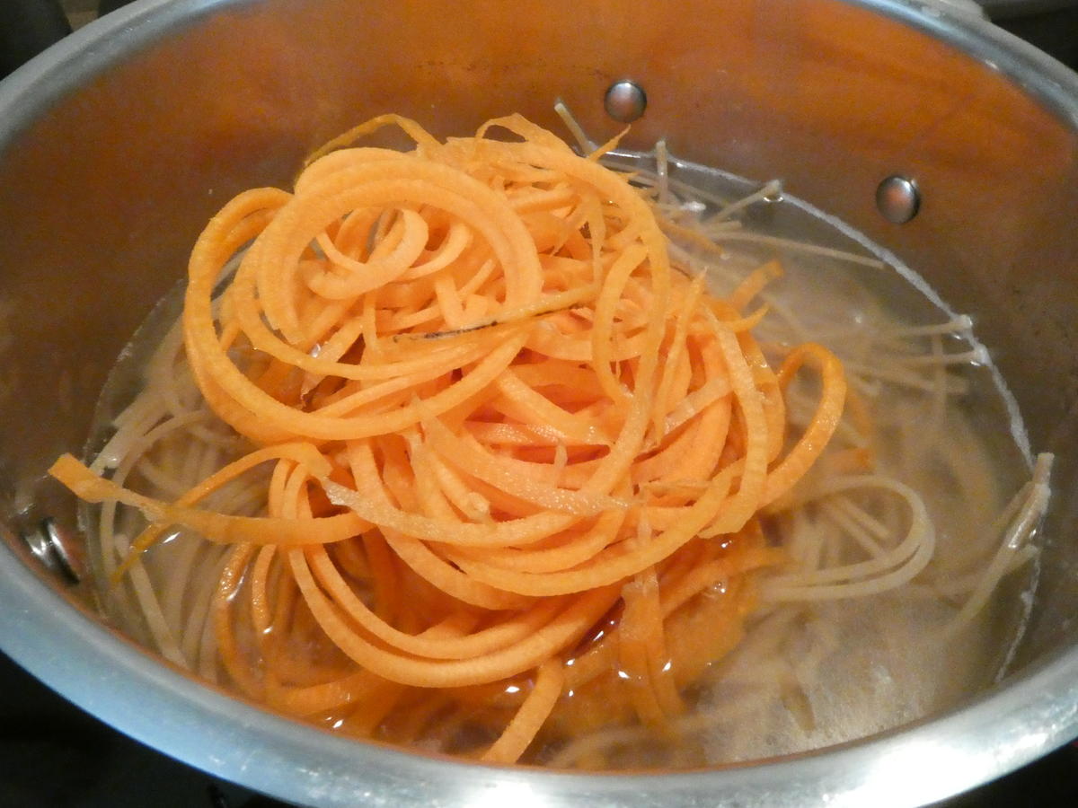 Gemüse-Vollkorn-Nudeln mit Käsesauce - Rezept - kochbar.de