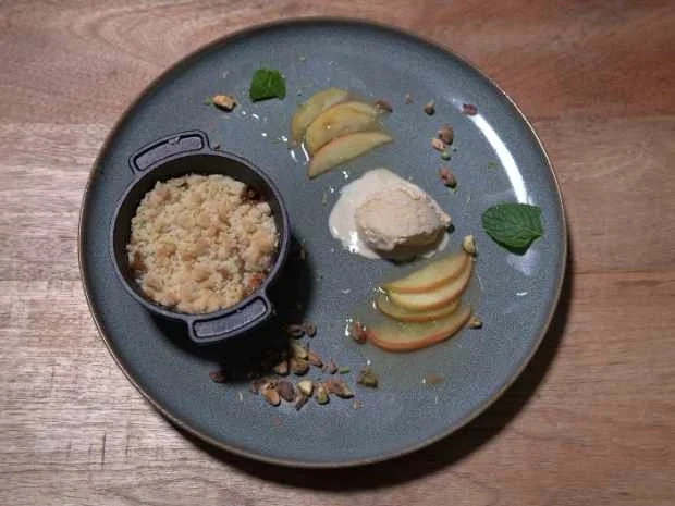 Birnencrumble mit Tonkabohnen-Eis auf Apfelcarpaccio - Rezept - Bild Nr. 16440