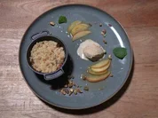 Birnencrumble mit Tonkabohnen-Eis auf Apfelcarpaccio - Rezept - Bild Nr. 16440