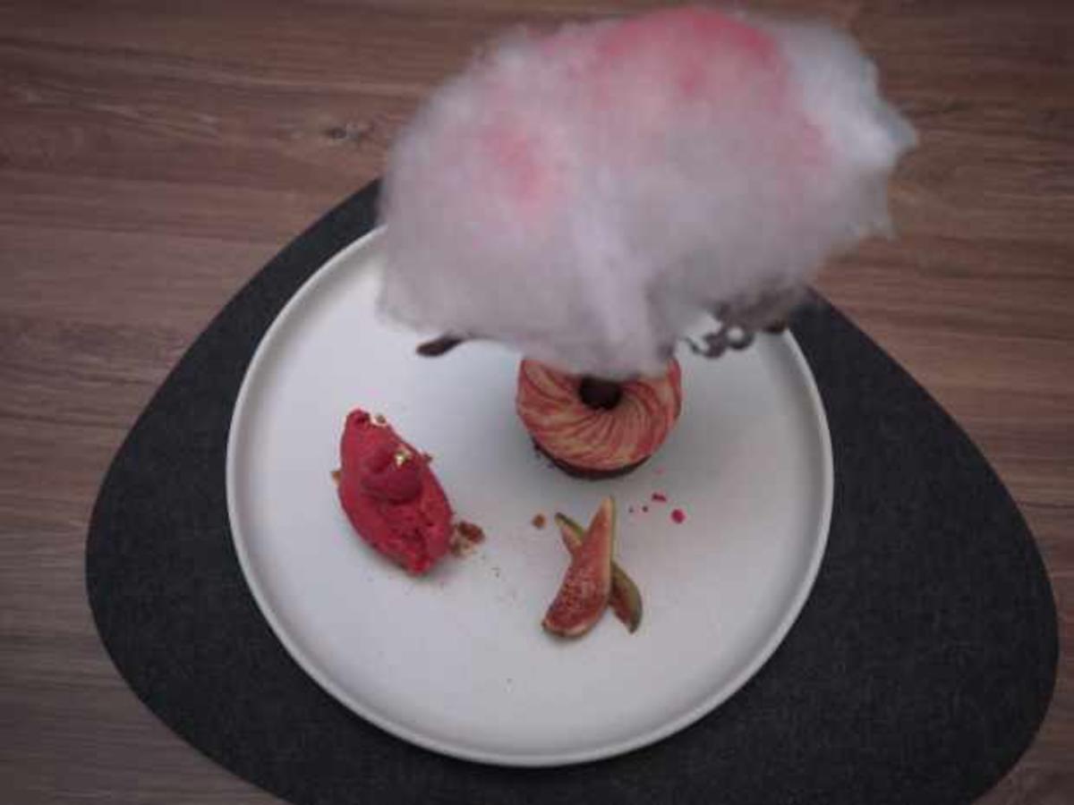 Brownie mit Tonkabohnenmousse und Himbeer Blitzeis - von Das perfekte ...