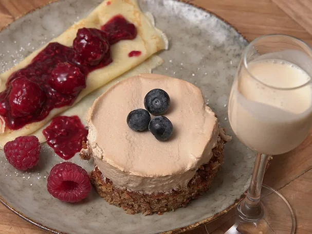 Cappuccino-Torte, dazu Crêpes mit Beeren - Rezept - Bild Nr. 2