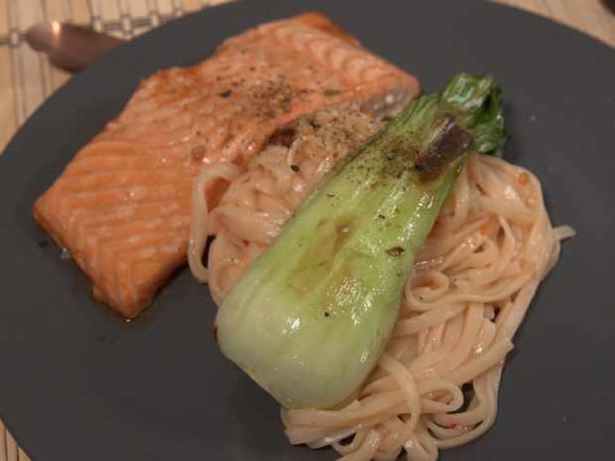 Udon-Nudeln mit Teriyaki Lachs und Pak Choi - Rezept - kochbar.de