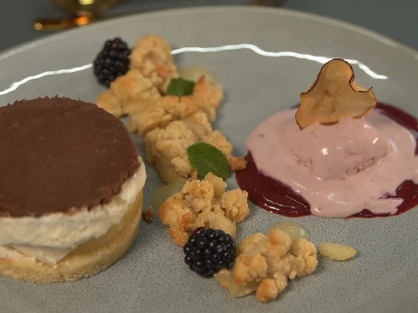 Birnen-Quark-Törtchen mit Crunch und Beeren-Eis - Rezept - Bild Nr. 2