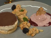 Birnen-Quark-Törtchen mit Crunch und Beeren-Eis - Rezept - Bild Nr. 2