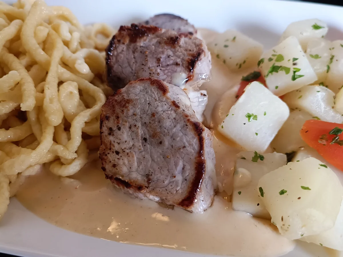 Schweinmedaillons in Senf-Sahne Sauce mit Spätzle an Gemüse - Rezept - Bild Nr. 2