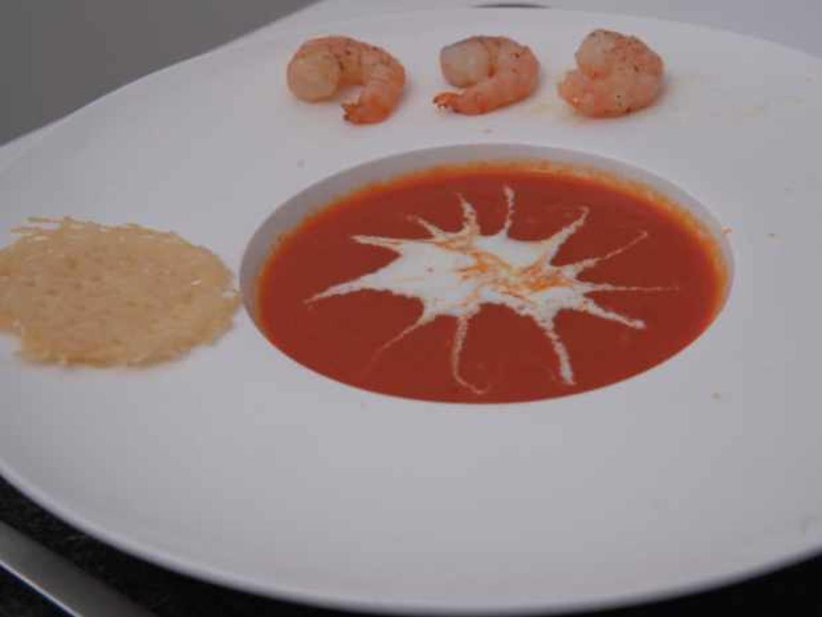 Paprikasuppe mit Parmesanchip und Garnelen - Rezept - kochbar.de