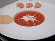 Paprikasuppe mit Parmesanchip und Garnelen - Rezept - Bild Nr. 17507