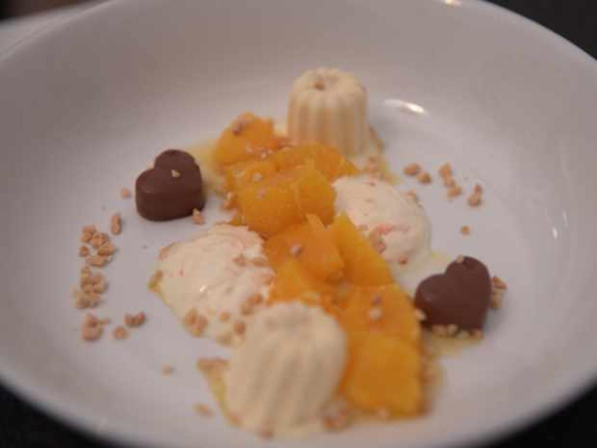 Orangenparfait mit gerösteten Mandeln, Orangenkompott und ...