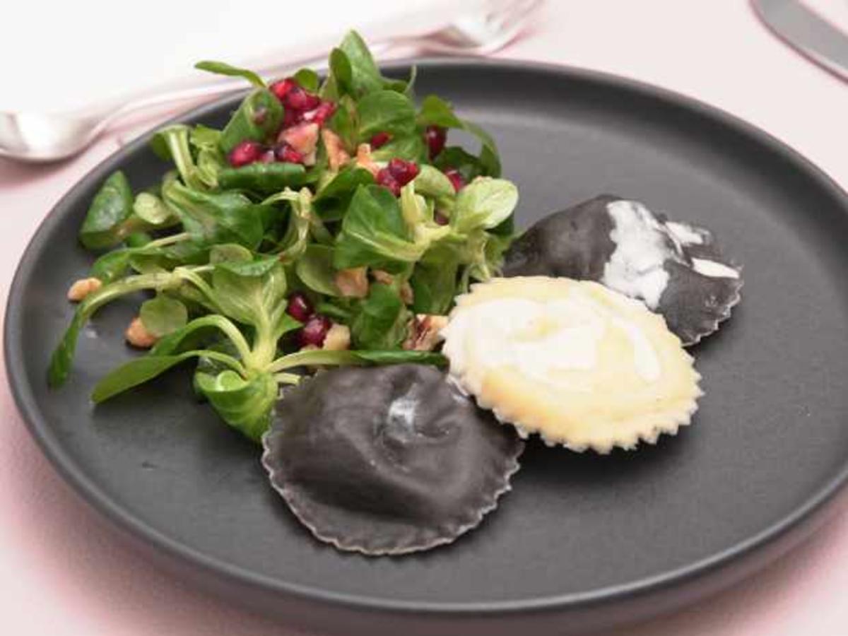 Gefüllte Schwarz-Weiß Teigtaschen an Feldsalat - Rezept - kochbar.de