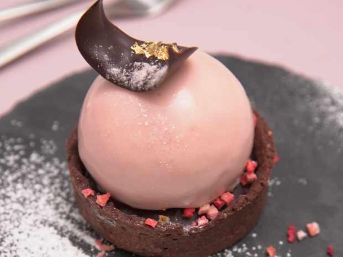 Mürbeteigtörtchen mit Panna Cotta und Erdbeermousse - Rezept - kochbar.de