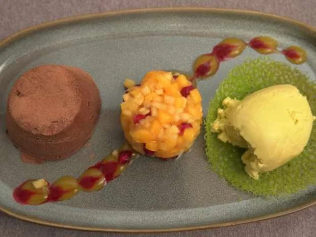 Rezept: Lavakuchen mit Pandan-Eis und exotischem Fruchtsalat Bild Nr. 16464 Lavakuchen mit Pandan-Eis und exotischem Fruchtsalat - Rezept - Bild Nr. 16464