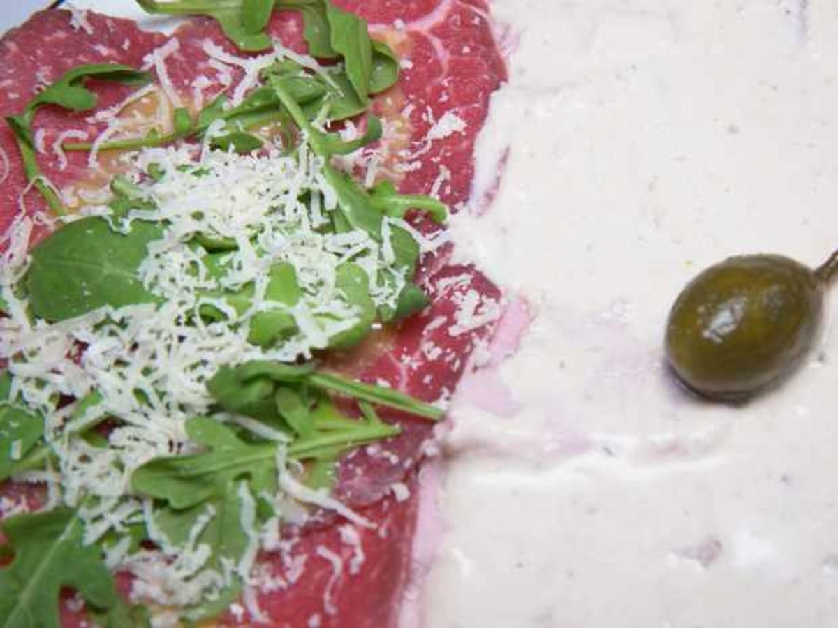 Vitello tonnato mit Rindercarpaccio und Focaccia - Rezept - kochbar.de