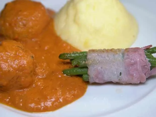Ischianische Polpetta mit Kartoffelpüree und Speckbohnen - Rezept - Bild Nr. 2