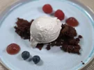Brownie mit Beerengel und Tonkabohnen-Eis - Rezept - Bild Nr. 16464