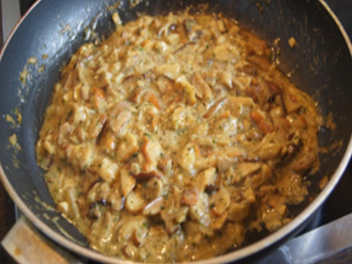 Rahmsteinpilzpfanne mit cremigen Parmesan-Kartoffelstampf und gekochten Ei - Rezept - Bild Nr. 16470
