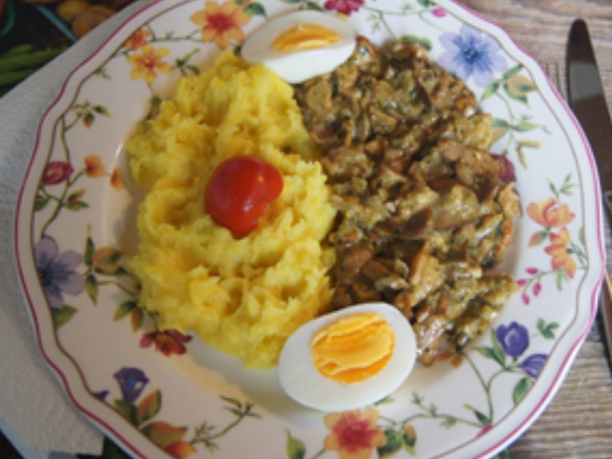 Rahmsteinpilzpfanne mit cremigen Parmesan-Kartoffelstampf und gekochten ...