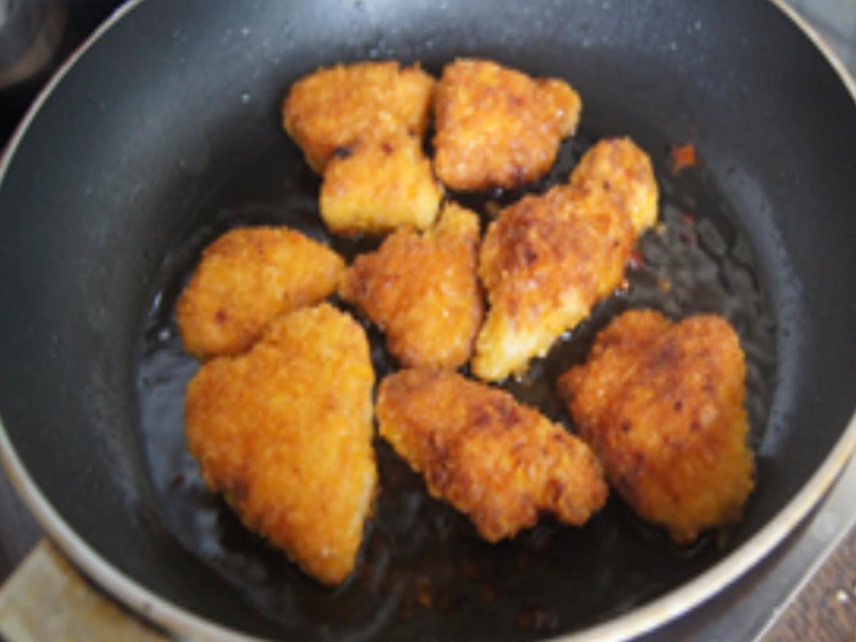 Crispy-Chicken-Nuggets mit Honig-Möhren-Sticks und Sellerie-Parmesan-Kartoffelcreme - Rezept - Bild Nr. 16468