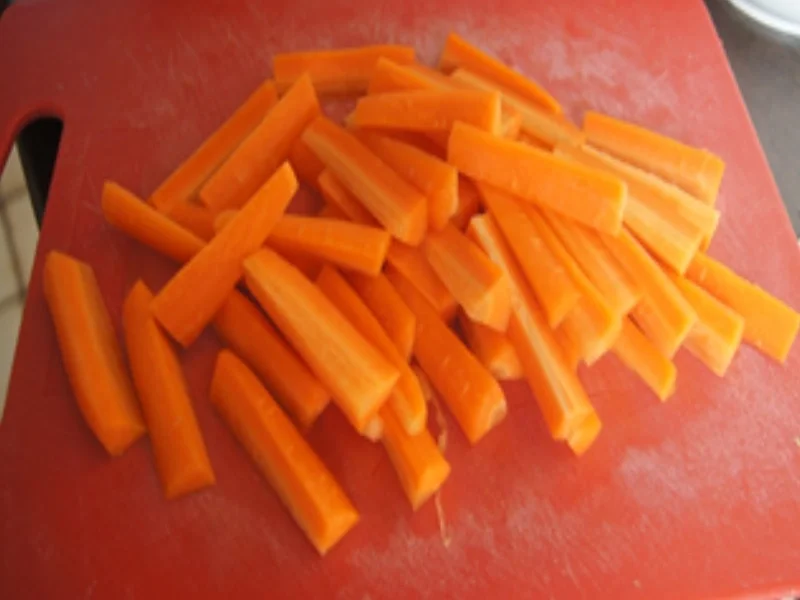 Crispy-Chicken-Nuggets mit Honig-Möhren-Sticks und Sellerie-Parmesan-Kartoffelcreme - Rezept - Bild Nr. 16469