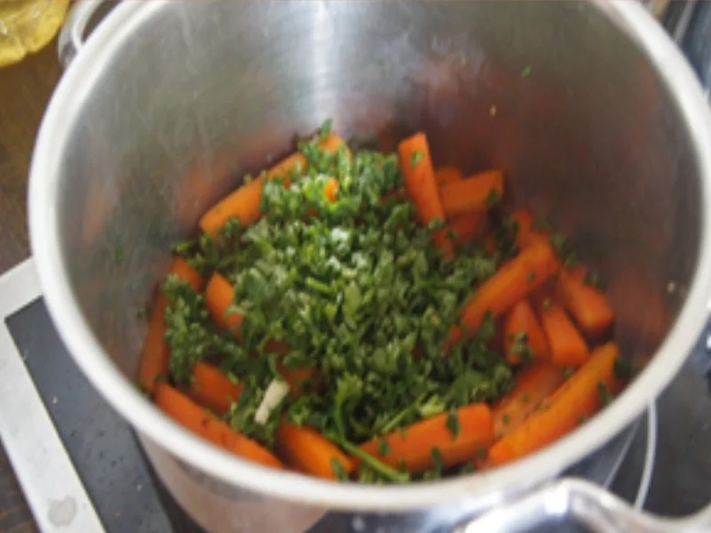 Crispy-Chicken-Nuggets mit Honig-Möhren-Sticks und Sellerie-Parmesan-Kartoffelcreme - Rezept - Bild Nr. 16470