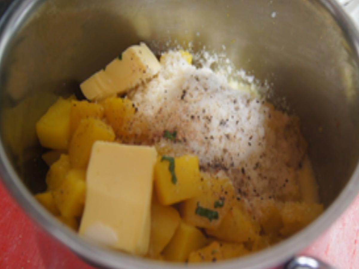Crispy-Chicken-Nuggets mit Honig-Möhren-Sticks und Sellerie-Parmesan-Kartoffelcreme - Rezept - Bild Nr. 16474